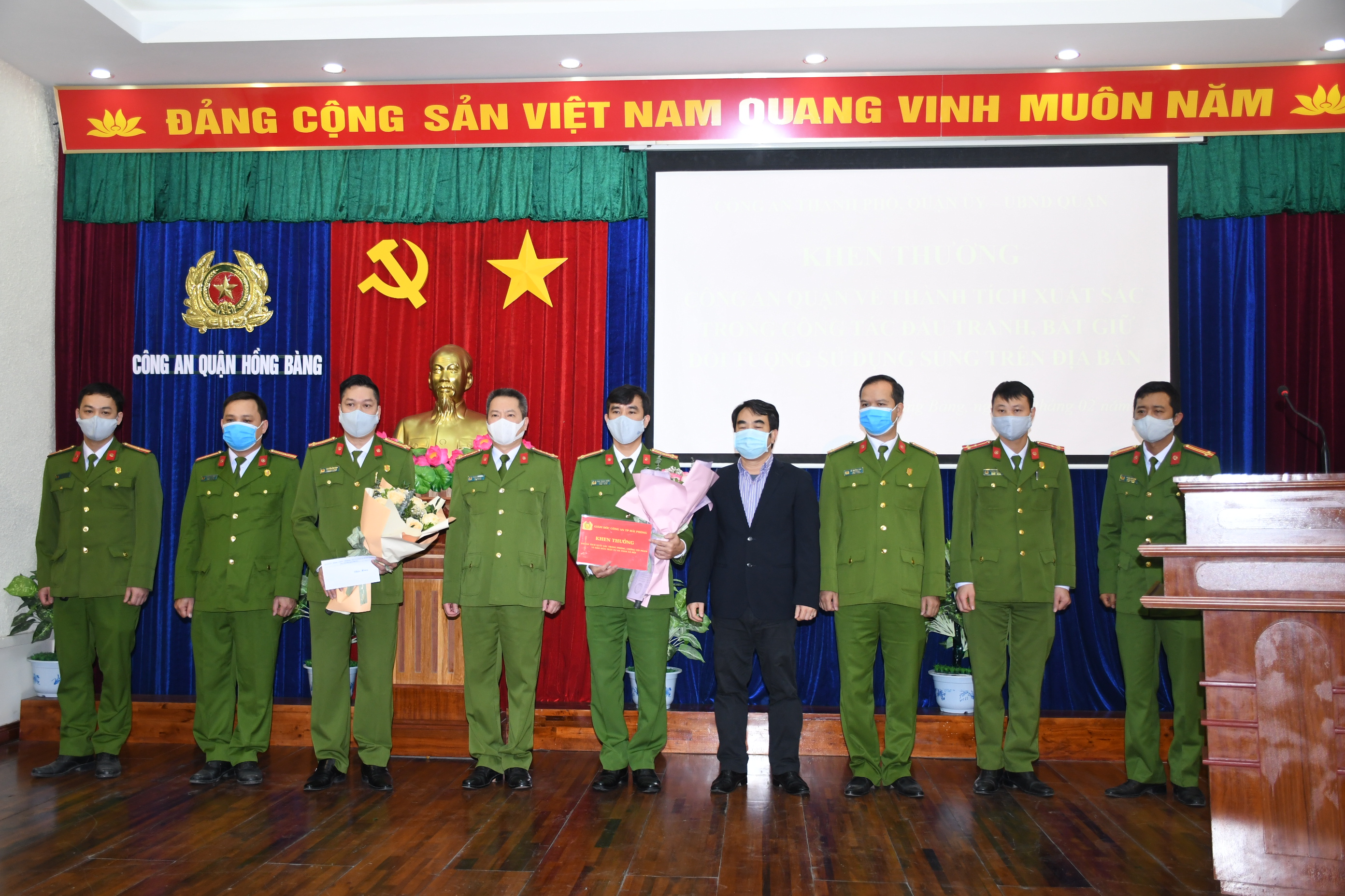 Lãnh đạo Công an thành phố khen thưởng Công an quận Hồng Bàng 